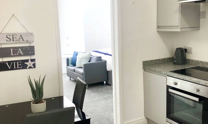 Plymouth Apartment | Southside Street Apartments Deluxe-Apartment