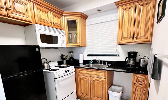 Hollywood South Central Beach Apartment | Southwinds 2 for 3 King Studio for 3 w Kitchen