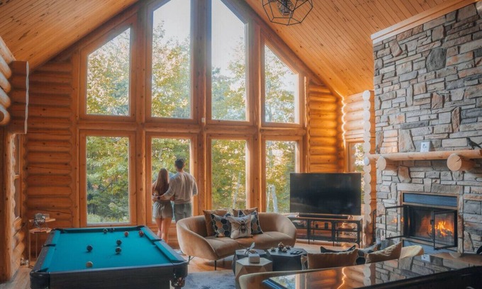 Fiddler Lake Resort Ski Chalet | SPA/Sauna/Exterior Pool/Lake/Bee