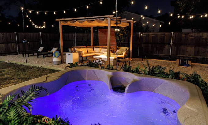 West Dallas House | Spa ~ Stunning Yard & Hot Tub ~ Prime Location