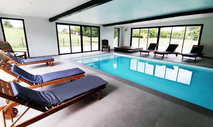 Saint-Vitte-sur-Briance Villa | Spa villa in the countryside with indoor pool and jacuzzi