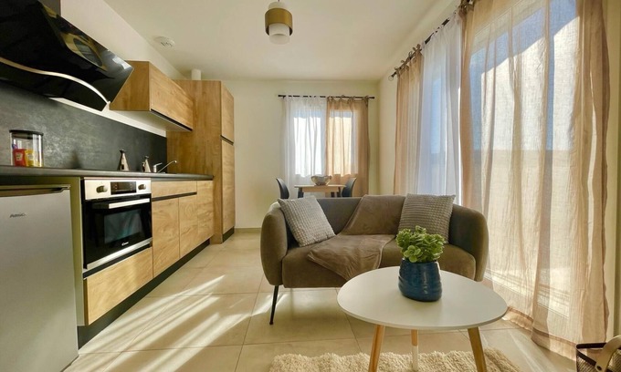 Lunel-Viel Apartment | Spacieux Studio Avec Espace Chambre Séparé et Grande Terrasse