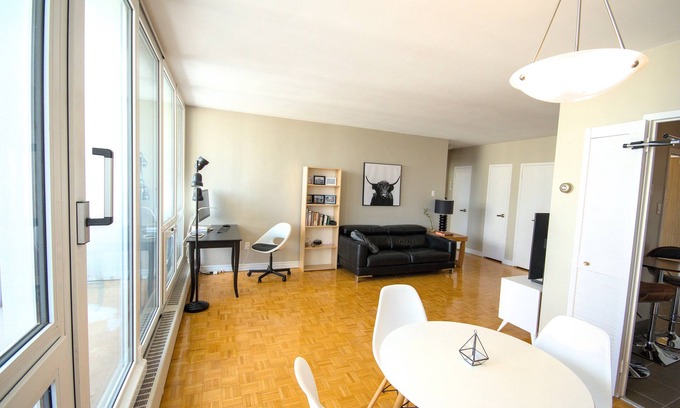 Davisville Apartment | Spacious 1-bed room Apartment 5min to Subway, Restaurants, Grocery, Parks