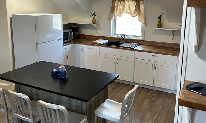 Chazy Apartment | spacious 1-bedroom apartment in enchanting Chazy with WiFi