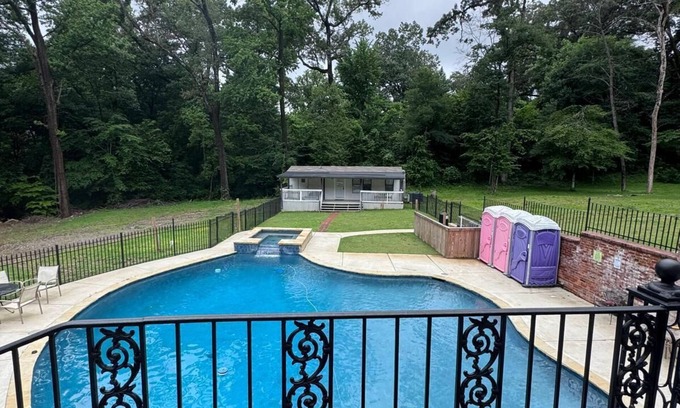 Raleigh House | Spacious 10- Bedroom House Vibrant Memphis With Pool