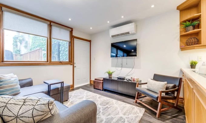 Yorkville Apartment | Spacious 1BR Penthouse Suite with Amazing Terrace!