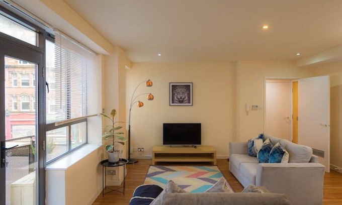 Nottingham City Centre Apartment | Spacious 2 Bed Apt - Fast Wi-fi - Free Parking