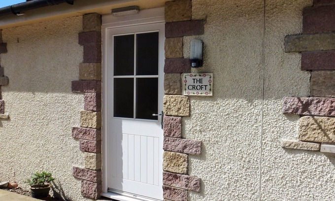Kinross Cottage | Spacious 2 bed cottage in rural location. Single storey, child friendly