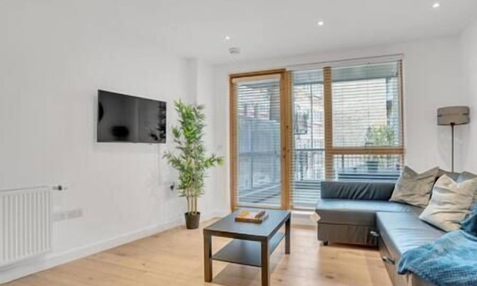 Southwark Apartment | Spacious 2 bed with balcony view