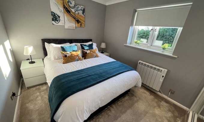 Stevenage House | Spacious 2-Bedroom House with Garden – Sleeps 5