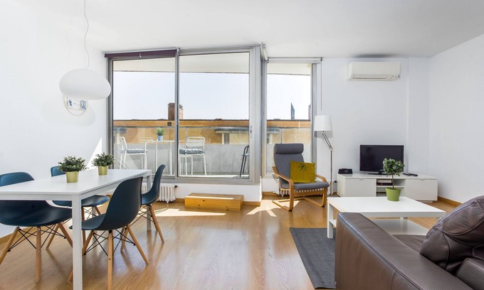 La Vila Olimpica del Poblenou Apartment | Spacious 2-Bedroom Apartment with Balcony Near the Beach