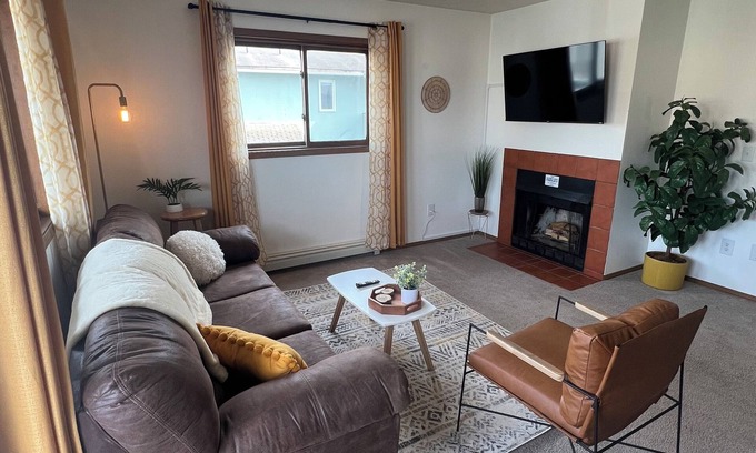 Abbott Loop Apartment | Spacious 2 Bedroom Apartment - Great Location!