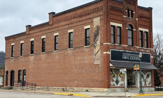 Houston Apartment | Spacious 2-bedroom loft above the International Owl Center in Houston, MN