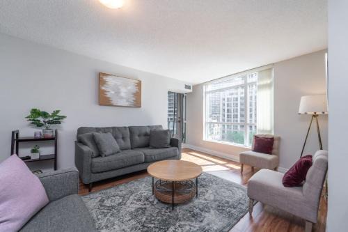 Fort York Apartment | Spacious 2 Bedroom plus Den, 2 Bath, Sleeps 5 with Balcony and Lakeview Downtown Toronto Condo