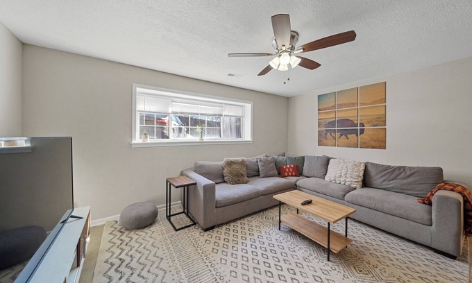 Hanover Place Apartment | Spacious 2 Bedroom Apartment in Heart of Midtown
