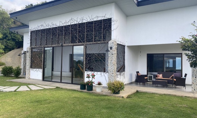 San Isidro de El General House | Spacious 2 BR/2 BA Home w/Organic Farm, Greenhouse and Breathtaking Views.