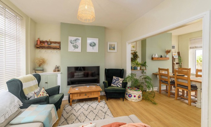 Roath House | Spacious 2Bed W/Backyard 1.2 Mi To Cardiff Castle