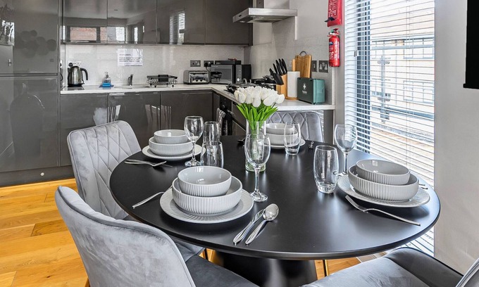 Camberley Apartment | Spacious 2BR in Surrey | Pet-Friendly, Netflix, Parking