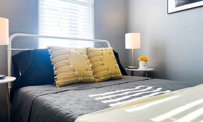 Pittsburgh Condo | Spacious 2BR, Sleeps 6+ Art Inspired & Affordable