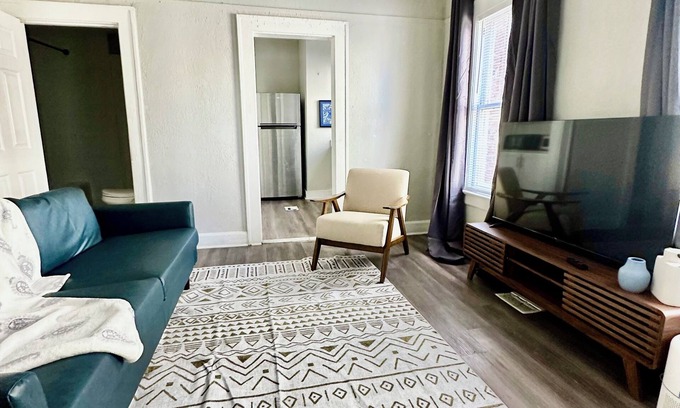 Springfield House | Spacious 3 Apartments-6 bedrooms, 3 kitchens, 3 living Rooms