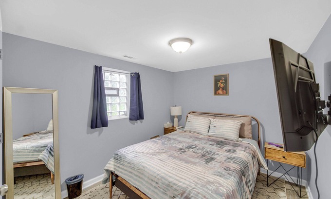 Woodlawn Apartment | Spacious 3 BDR/1 Bath - 1 mi from UChicago - Perfect for Traveling Professionals