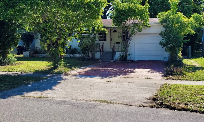 North Miami Beach House | Spacious 3 Bedroom House With Backyard