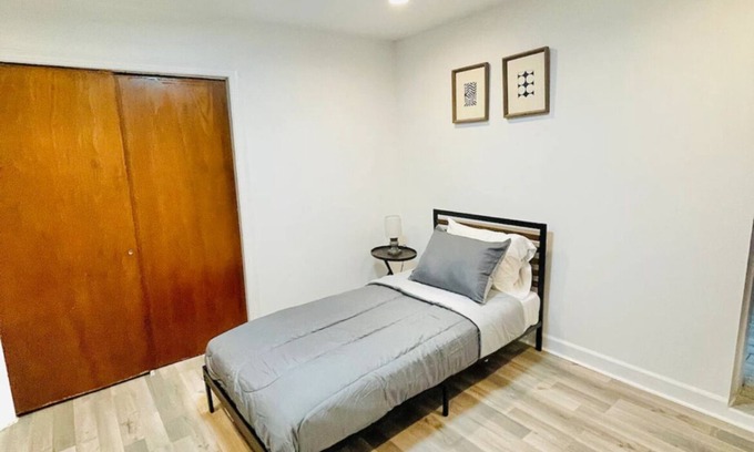 West Ridge Apartment | Spacious 3 Bed 1 Bath Apartment in West Rogers park