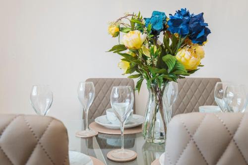 Custom House Apartment | Spacious 3 Bed 1 Bath Hse w guest toilet w parking Near Excel - E16