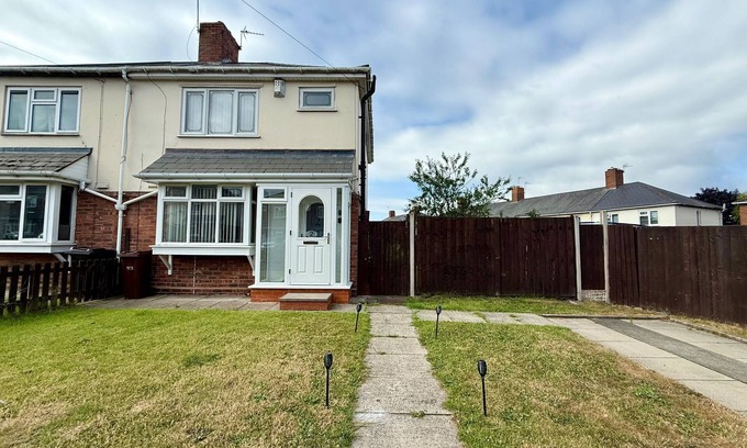 Wolverhampton House | Spacious 3-Bed Contractor-Friendly with Parking in Wolverhampton
