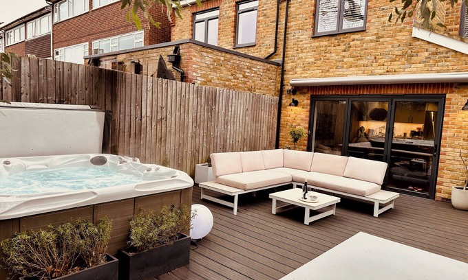 Redbridge House | ✪Spacious 3 Bed house. 9min Walk to tube. Free Parking. Hot Tub. Pet Friendly ✪
