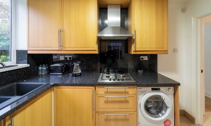 Barnt Green House | Spacious 3-Bed Home with Garden