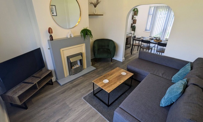 Liverpool House | Spacious 3 Bed Home - Parking & WiFi - Contractors