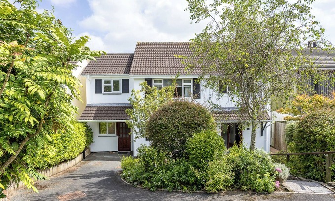 Rock House | Spacious 3 bed | Quiet location | Rock