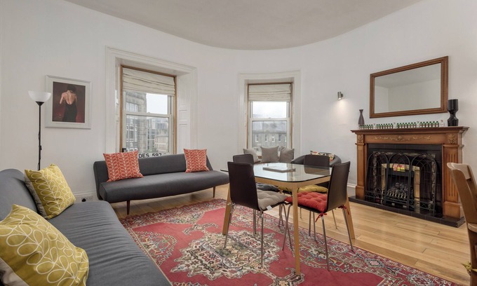 Tollcross Apartment | Spacious 3-bedroom apartment with views of Edinburgh Castle. Sleeps 6.