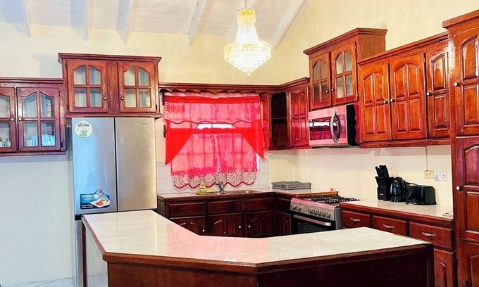 Brighton Apartment | Spacious 3-bedroom apartment with WiFi, AC at amazing Castle Berry