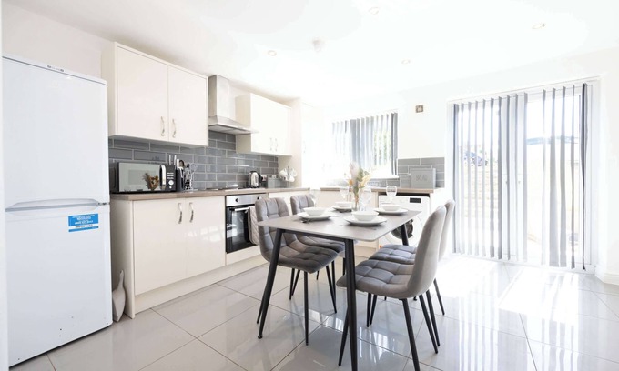 Leigh House | Spacious 3 Bedroom Home with Garden & Parking