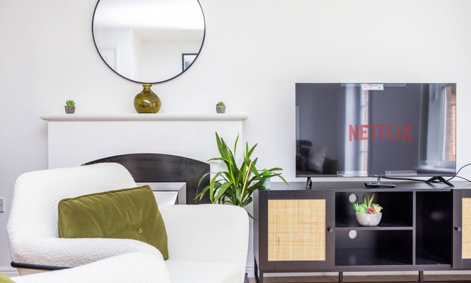 Langley Marish Apartment | Spacious 3 Bedroom Home - Near Heathrow/Windsor