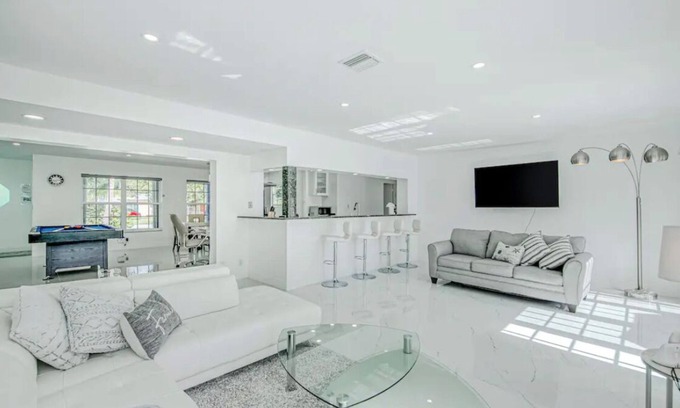 Fort Lauderdale House | Spacious 3-bedroom HOUSE ON THE WATER VIEW CANAL , AT Oakland Park with AC, WiFi