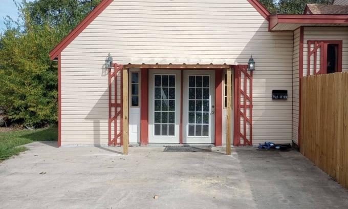 Lakeview  Jefferson County House | Spacious 3 bedroom home. Cajun Capital of Texas! Experience great fishing.