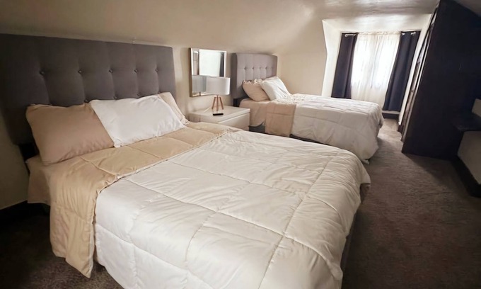 Homestead Apartment | Spacious 3 beds near Pittsburgh!
