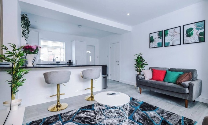 Leeds House | Spacious 3 br house near Leeds City Centre with free parking