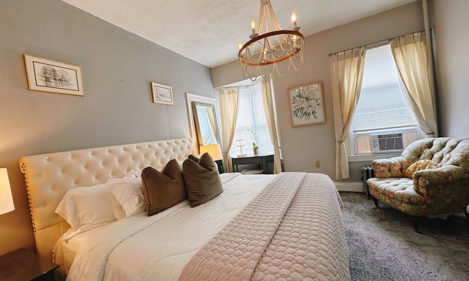 College Hill Apartment | Spacious 3B1B,Full Kitchen,Private Parking, Walk to BROWN & RISD