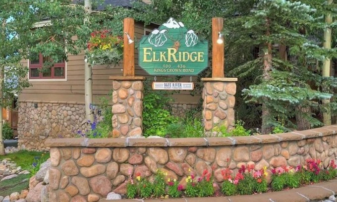 Four O'Clock House | Spacious 3BR townhome + loft, private hot tub & pool - 200yds to Snowflake lift!