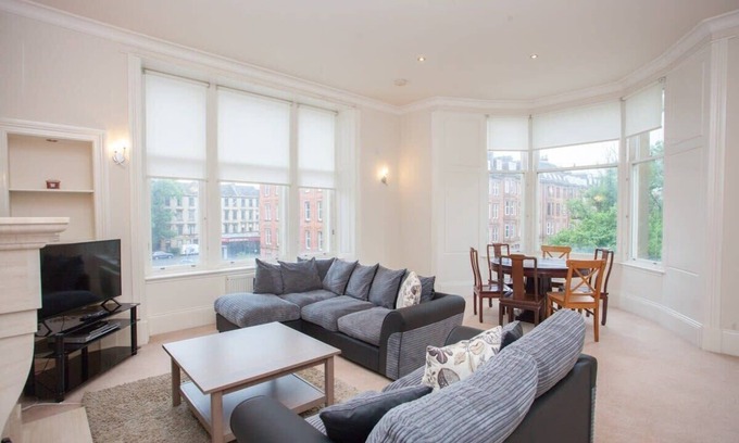 Glasgow Westend Condo | Spacious, 4 Bed Flat Overlooking Park in West End