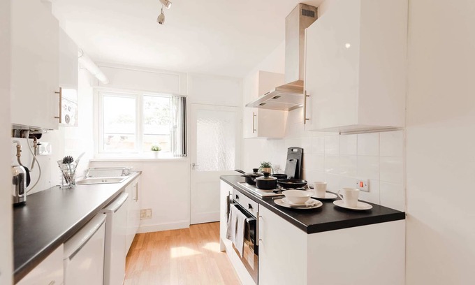 Doncaster House | Spacious 4 Bedroom House with Garden in Doncaster