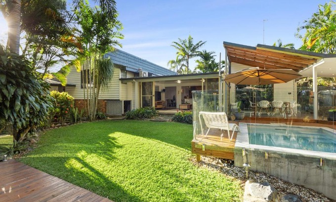 Currumbin Waters House | Spacious 4-bed Home with Waterfront Pontoon