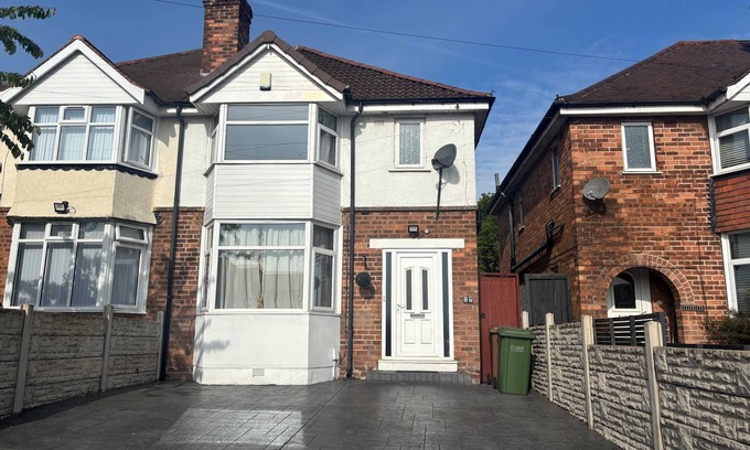 Solihull House | Spacious 4-Bed Solihull Home ideal for Contractors