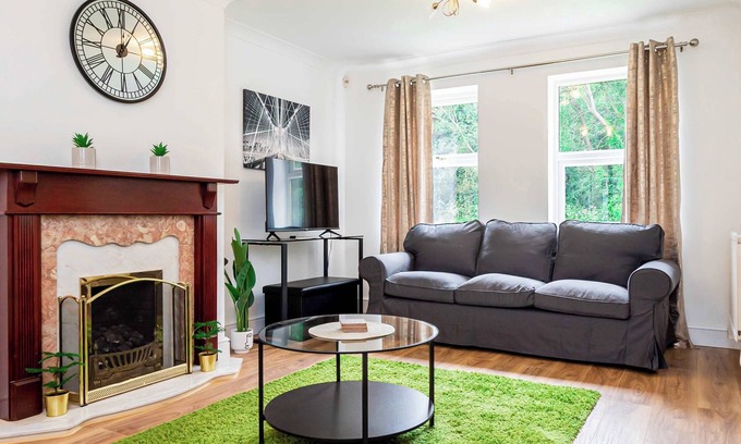 Milton Keynes House | Spacious 4 Bedroom Home in Central Milton Keynes