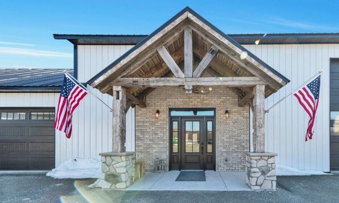 Little Suamico House | Spacious 4+bedroom with Full Bar/Party Room 20 Minutes from Lambeau Feild