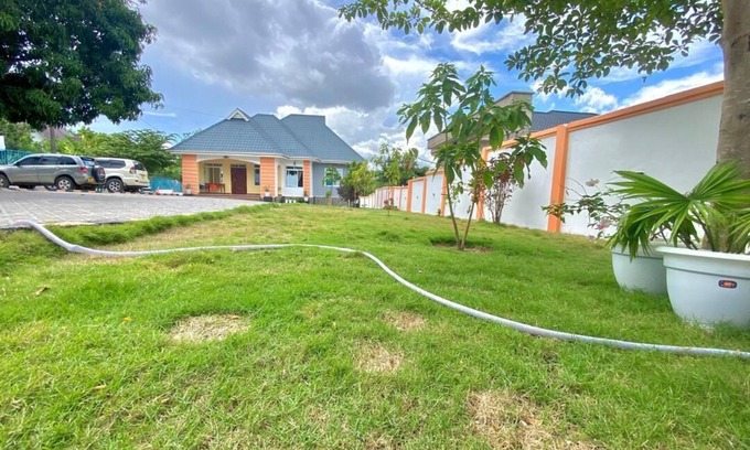 Kisutu House | Spacious 4-bedroom house in gorgeous Dar es Salaam with Wi-Fi, AC